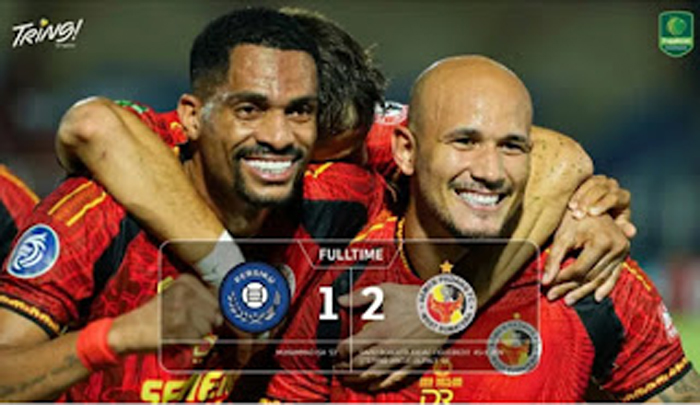 Pemain asing Semen Padang FC, Savio Roberto merayakan gol.