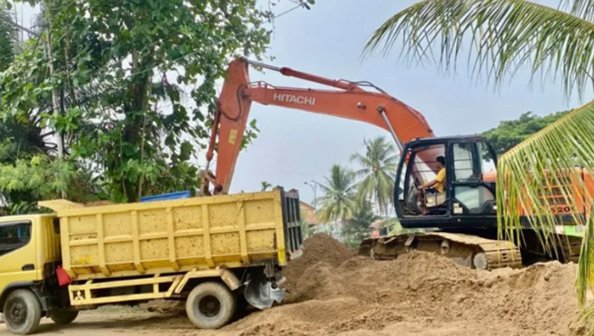 Pemko Padang melalui Dinas PUPR terus pengerjaan pengerukan sungai di Banjir Kanal Kampung Lapai, Siteba