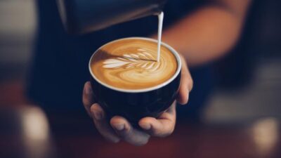 Sebuah kedai kopi di Hue, Vietnam menghadirkan sajian kopi dengan krim atau pasta fermentasi udang.