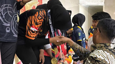 Pengalungan Juara Umum Petanque di Porprov Sumbar.