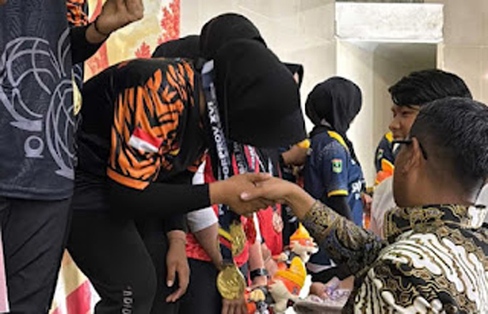 Pengalungan Juara Umum Petanque di Porprov Sumbar.