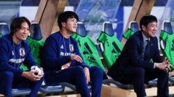 Pelatih Timnas Jepang, Hajime Moriyasu (kanan).