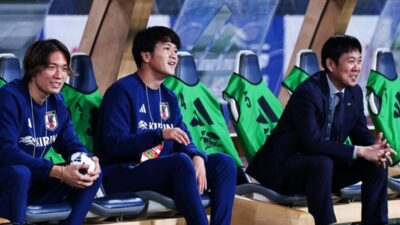 Pelatih Timnas Jepang, Hajime Moriyasu (kanan).