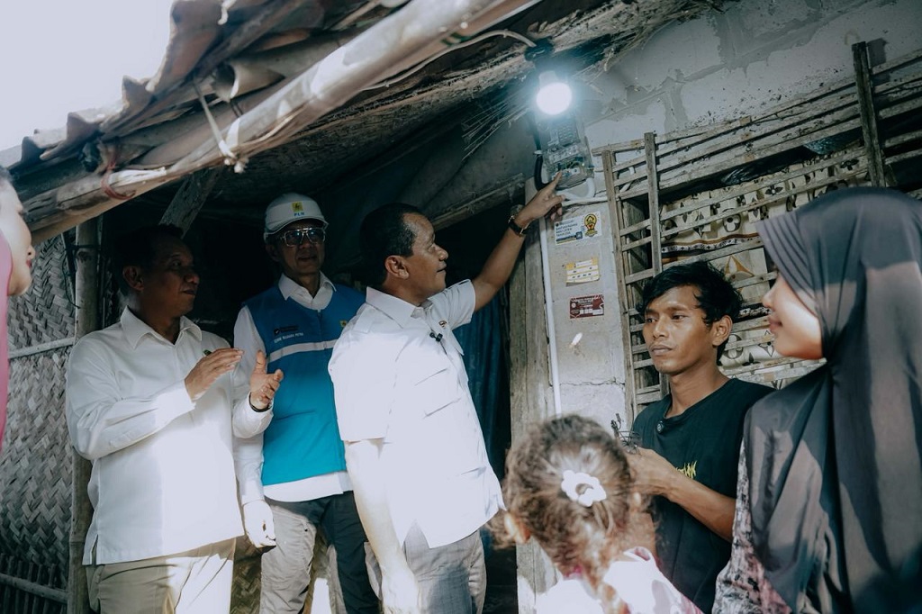 Menteri ESDM Bahlil Lahadalia meninjau pelaksanaan program BPBL dan Listrik Desa (Lisdes) di Desa Muara Baru, Kecamatan Cilamaya Wetan, Kabupaten Karawang, Kamis (15/10/2026).