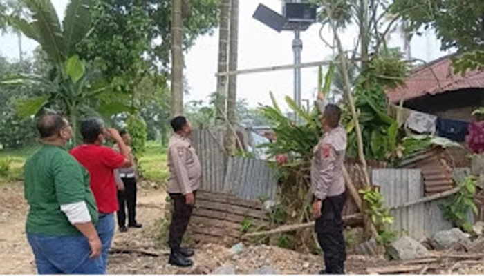 Personel BPBD dan pihak kepolisian mengecek box EWS Banjir yang dibobol pencuri.