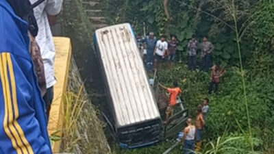 Bus PT Sarah Payakumbuh-Padang Masuk Sungai di Baso.