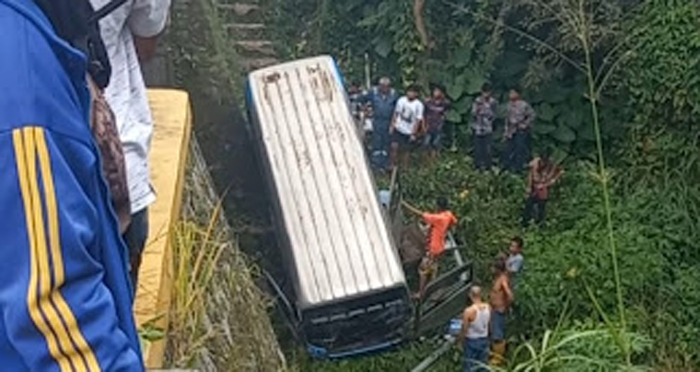 Bus PT Sarah Payakumbuh-Padang Masuk Sungai di Baso.