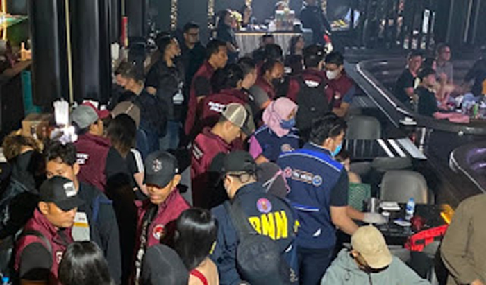 Bareskrim dan BNN menggerebek kelab malam di kawasan Pantai Indah Kapuk.