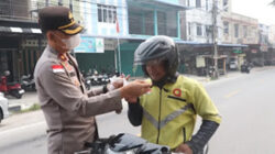 Polres Karimun Bagikan 300 Masker untuk Antisipasi Dampak Kabut Asap.