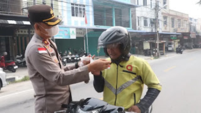 Polres Karimun Bagikan 300 Masker untuk Antisipasi Dampak Kabut Asap.