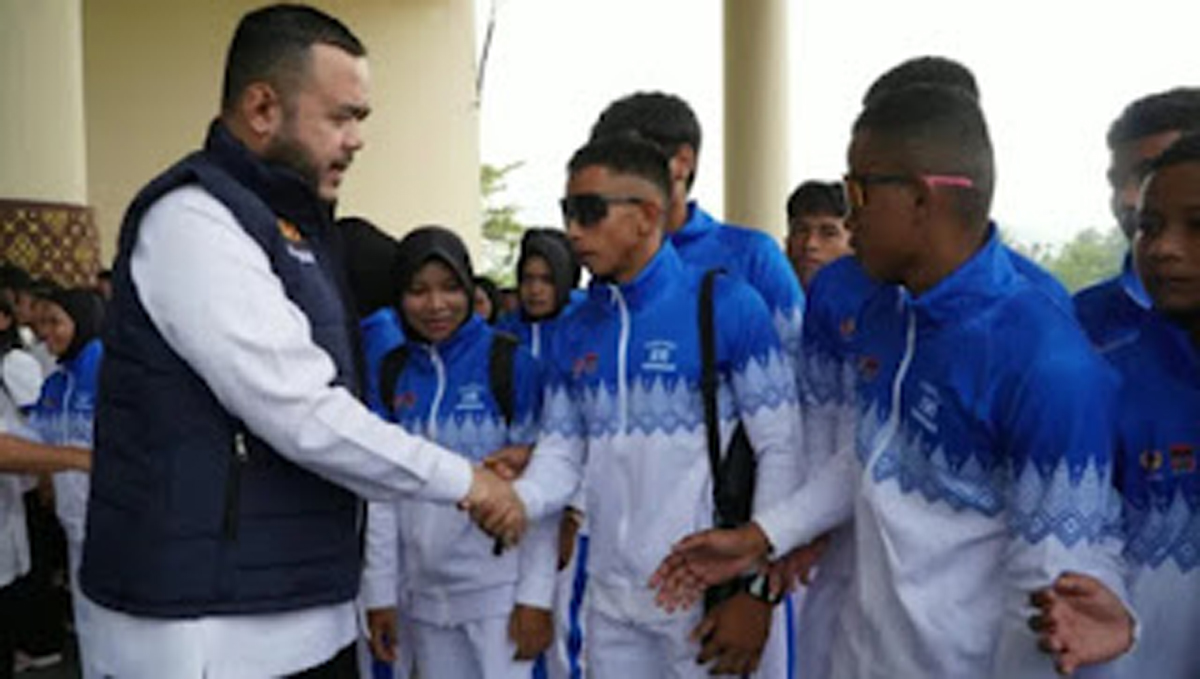 Wali Kota Padang Fadly Amran melepas atlet Kota Padang
