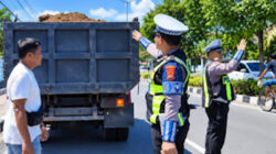 Satlantas Polresta Padang Tegur Truk Parkir Liar dan Pengangkut Pasir Tanpa Terpal.