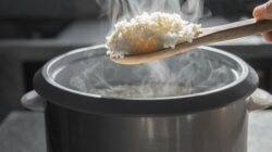 Pada dasarnya, kandungan nasi dingin dan nasi hangat tak jauh berbeda.
