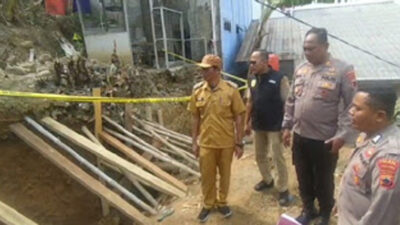 Petugas saat memantau TKP dua pekerja tewas tertimbun longsor
