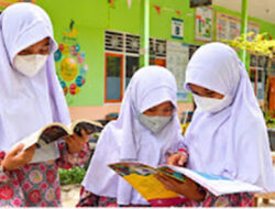 Pakai Masker, Guru dan Siswa Tetap Belajar di Tengah Kabut Asap