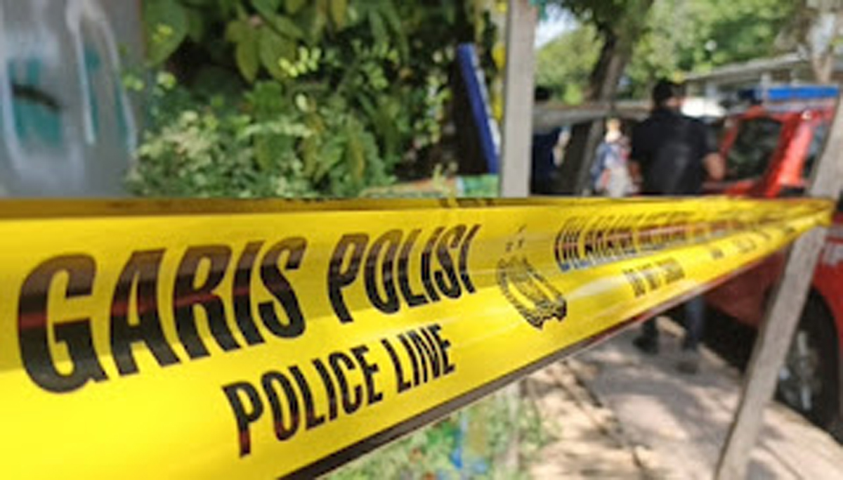 Jakarta - Seorang sopir taksi listrik berinisial MUK menjadi korban penusukan oleh perempuan berinisial MS di kawasan depan Golf Kemayoran, Pademangan, Jakarta Utara, Selasa (6/10/2026) sore. Polisi kini masih menyelidiki rangkaian kejadian tersebut, termasuk motif di balik penyerangan. Kapolsek Pademangan AKP Daniel Dirgala mengatakan penyidik masih mengumpulkan informasi dari sejumlah saksi. Sementara itu, korban masih menjalani perawatan akibat luka yang dideritanya. “Motif saat ini masih kami dalami karena memang keperluan keterangan terhadap saksi-saksi dan korban juga masih dalam perawatan,” ujar Daniel kepada wartawan, Rabu (7/10/2026). Daniel menerangkan, kejadian bermula ketika MUK sedang beristirahat di dalam kendaraannya yang tengah diparkir. Saat korban berada di dalam mobil, MS kemudian datang dan diduga membuka pintu kendaraan secara paksa. Setelah berhasil membuka pintu, perempuan tersebut langsung menyerang korban menggunakan senjata tajam berupa pisau. “Korban sedang istirahat sedang parkir kendaraannya, kemudian pelaku maksa membuka pintu mobil. Tiba-tiba korban diserang menggunakan sebilah pisau,” kata Daniel. Polisi masih mendalami keterangan dari korban dan para saksi untuk mengungkap secara utuh latar belakang serta motif penusukan tersebut.(des*)