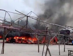 Lima Kios di Pasar Sumani Solok Dilalap Api