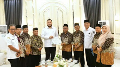 Wali Kota Padang Fadly Amran menerima penghargaan