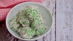 Klepon jadi salah satu jajanan jadul yang digemari lintas generasi.
