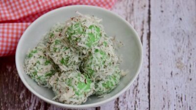 Klepon jadi salah satu jajanan jadul yang digemari lintas generasi.