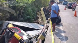 Dua truk masuk ke sungai usai terlibat adu banteng