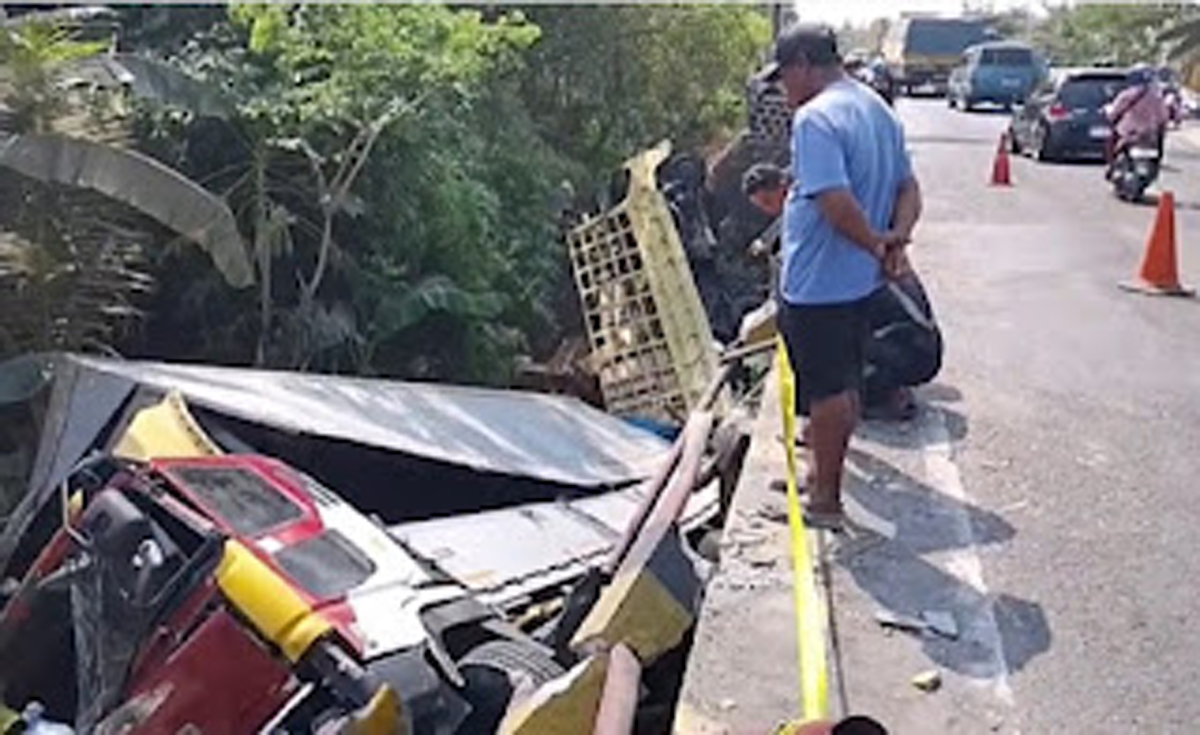 Dua truk masuk ke sungai usai terlibat adu banteng
