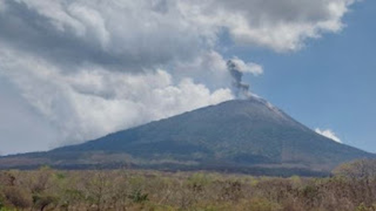 Gunung Ili Lewotolok erupsi pada Selasa (6/10/2026)
