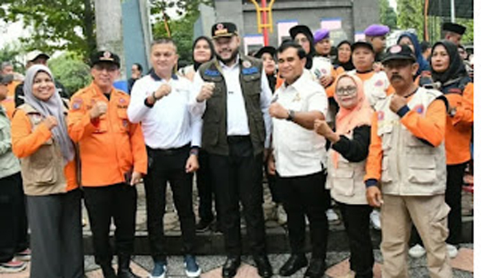 Wali Kota Padang Fadly Amran bersama Sestama BNPB Rustian, Forkopimda.