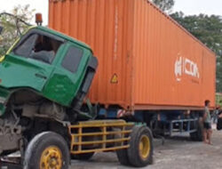 Truk Trailer Tabrak 13 Kendaraan di Tol Cipularang