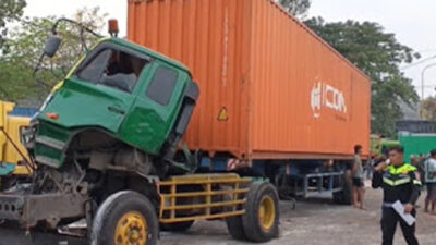 Truk Trailer Tabrak 13 Kendaraan di Tol Cipularang