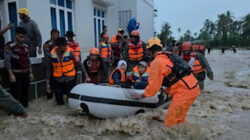 Tim SAR mengevakuasi warga terdampak banjir di Padang, Sumbar.
