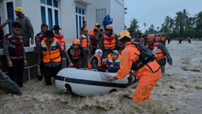 Tim SAR mengevakuasi warga terdampak banjir di Padang, Sumbar.