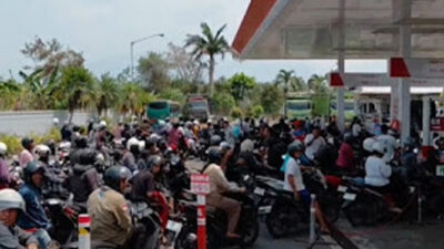 Dua Hari BBM Langka, Warga Jembrana Bertahan Semalaman di SPBU