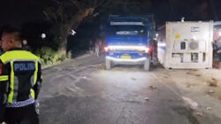 Peti kemas truk kontainer jatuh menimpa dua mahasiswi di Jalan.
