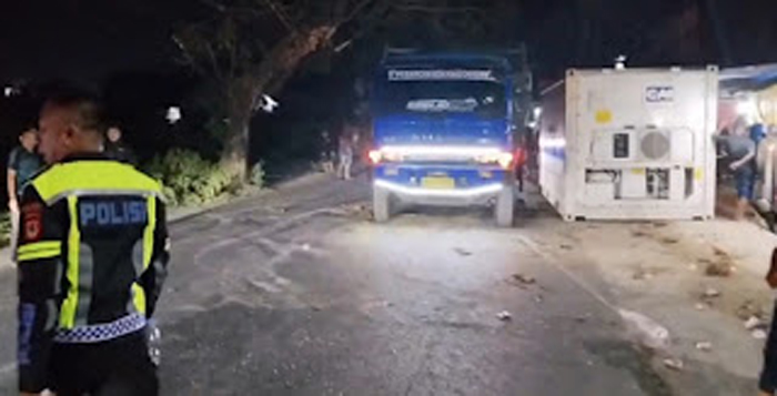 Peti kemas truk kontainer jatuh menimpa dua mahasiswi di Jalan.