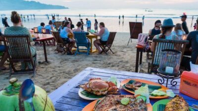 Ada beberapa tempat makan seafood di Ancol yang menarik untuk dikunjungi. Kamu bisa makan sambil menikmati pemandangan pantai.