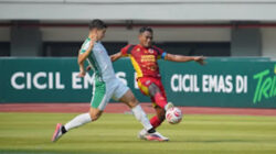 Pemain bertahan kapten Semen Padang FC, Safrudin Tahar berebut bola.