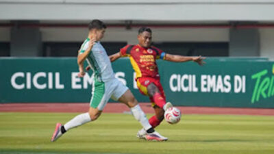 Pemain bertahan kapten Semen Padang FC, Safrudin Tahar berebut bola.