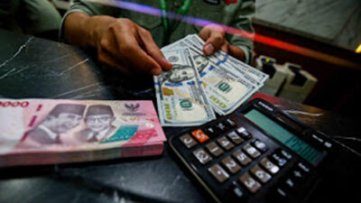 Nilai tukar rupiah menguat 54 poin.