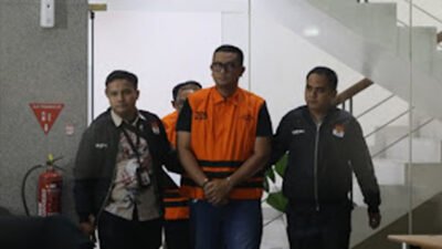 Bupati Klaten Hamenang Wajar Ismoyo saat berjalan menggunakan rompi tahanan.