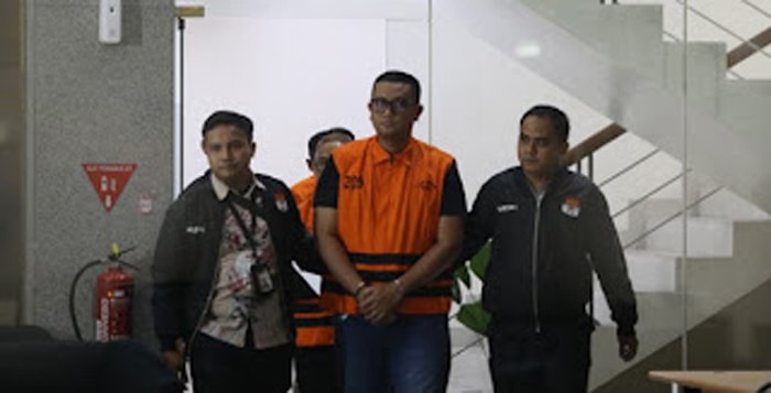 Bupati Klaten Hamenang Wajar Ismoyo saat berjalan menggunakan rompi tahanan.