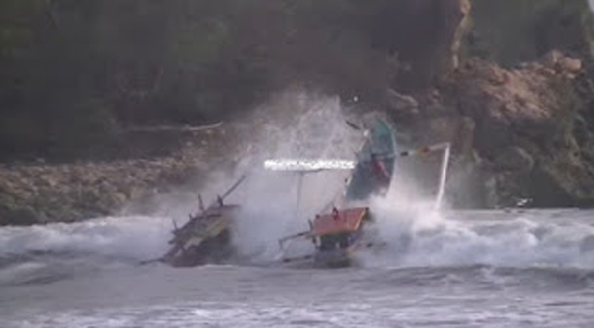 Gelombang setinggi tiga meter menerjang Pantai Pancer