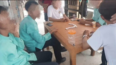 Lima pelajar bolos dan main domino diamankan Satpol PP Padang.