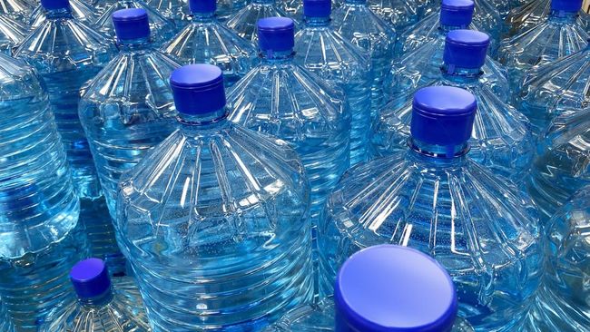 Perbedaan air mineral dan air demineral serta manfaatnya untuk kesehatan tubuh.