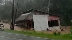 Luapan Sungai di Pessel Hanyutkan Empat Warung