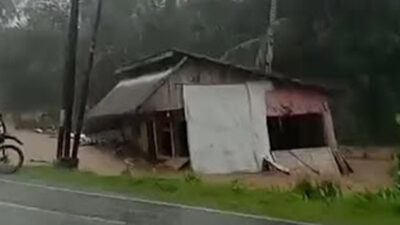 Luapan Sungai di Pessel Hanyutkan Empat Warung