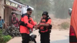 Personil BPBD melakukan evakuasi warga pemukiman di Lubuk Minturun.