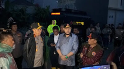 Wali Kota Padang Fadly Amran meninjau proses evakuasi warga di lokasi banjir.