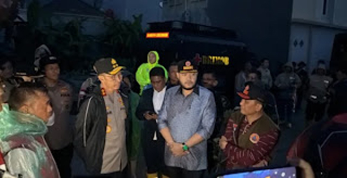 Wali Kota Padang Fadly Amran meninjau proses evakuasi warga di lokasi banjir.