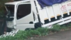 Truk Colt Diesel Tabrak Dinding Bukit dan Masuk Bandar di Sitinjau Lauik
